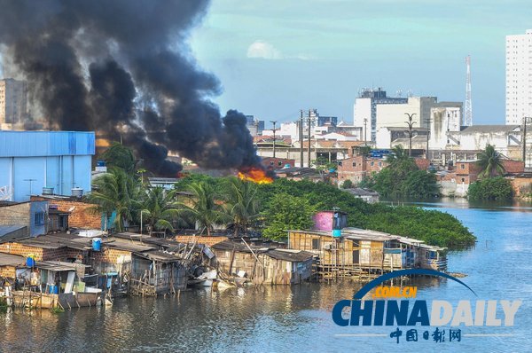 巴西累西腓社區(qū)發(fā)生火災(zāi) 超百戶人家無(wú)家可歸（圖）