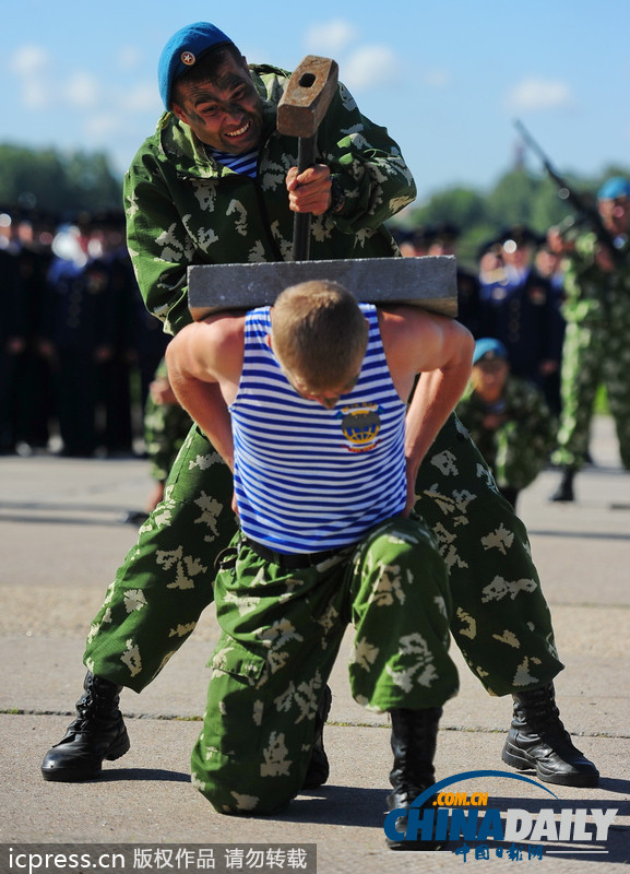 俄羅斯傘兵秀十八般武藝 慶?？哲姵闪?01周年（高清組圖）