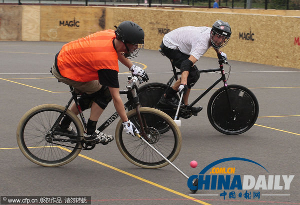 古老運動流行新玩法 自行車馬球倫敦街頭受追捧（組圖）