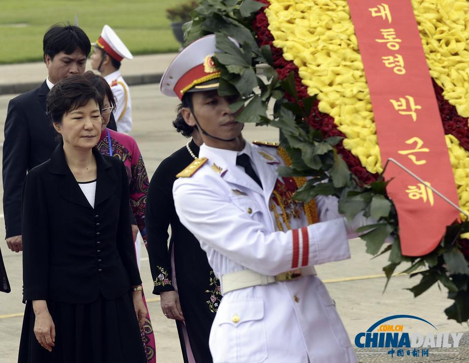 樸槿惠到訪越南 向越前主席胡志明墓地獻(xiàn)花（組圖）