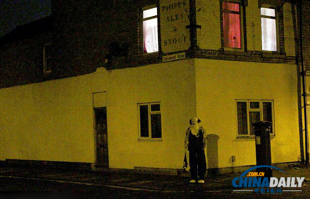 英男子深夜街頭扮恐怖小丑引恐慌