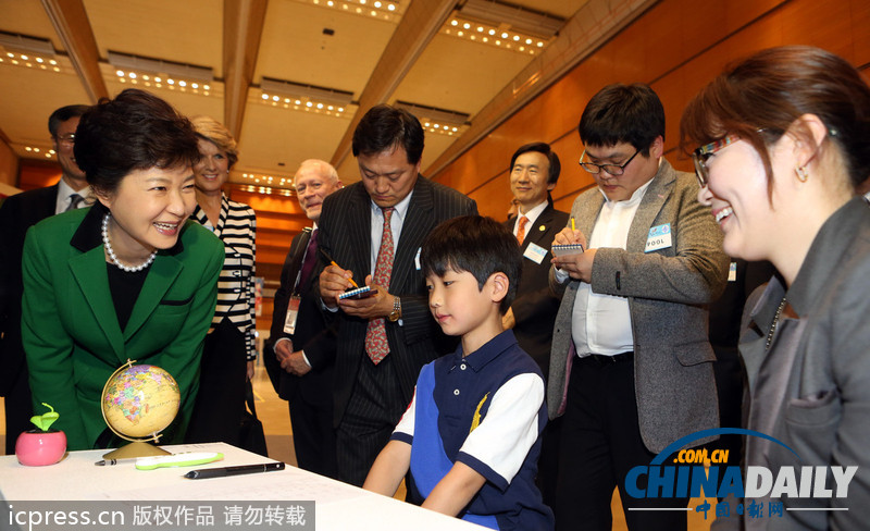 樸槿惠出席首爾互聯網會議 為韓國超萌小帥哥“折腰”（組圖）