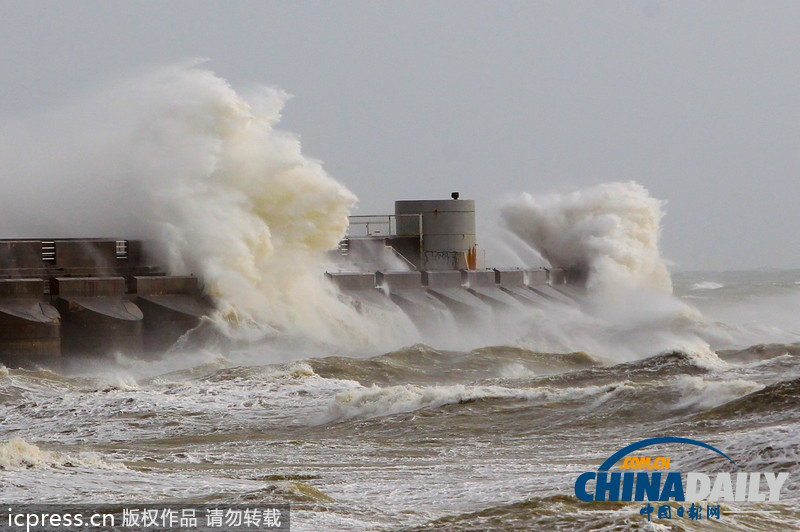 英國迎戰“颶風級”風暴 海陸空交通大受影響（高清組圖）