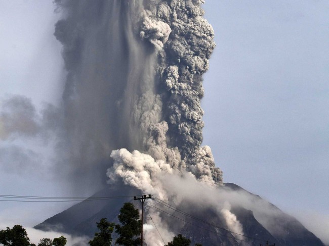 印尼兩座火山同時(shí)噴發(fā) 航空交通受影響
