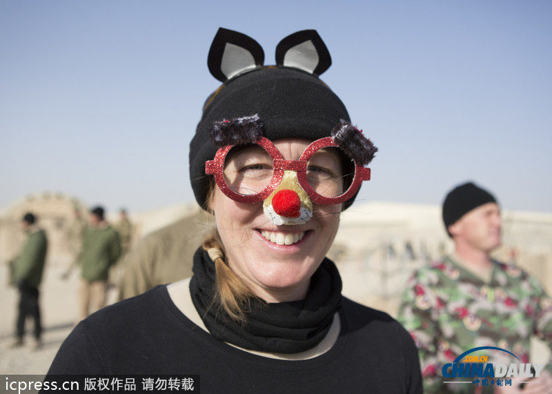 超人、天線寶寶齊上陣：駐阿英軍奇裝賽跑迎新年