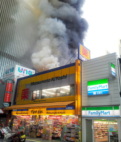 東京地鐵站附近發(fā)生大火 已燒毀4棟建筑物（圖）