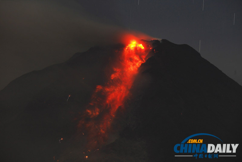 印尼火山巖漿噴涌而出 長曝光照片展現“流星雨”