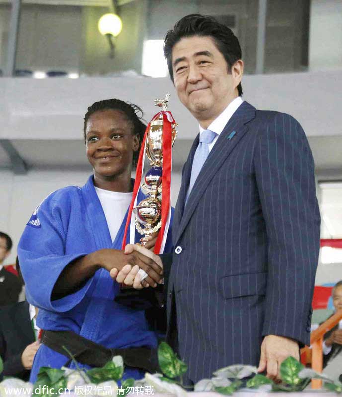 安倍抵達科特迪瓦展開訪問 與總統瓦塔拉交換球衣