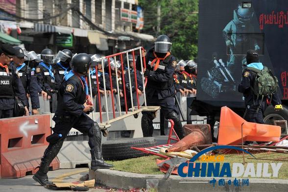 泰國警方展開“清場行動” 一抗議者、一警察身亡