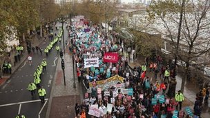 英國(guó)學(xué)生抗議示威 中國(guó)留學(xué)生怎么看？