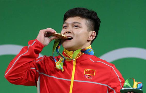 為何奧運(yùn)選手愛(ài)咬金牌？