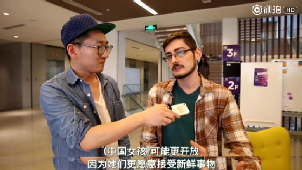 外國人街訪：和中國人談戀愛時，老外最“嫌棄”哪點