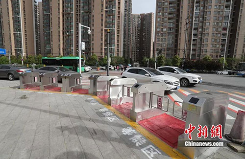 闖紅燈就被噴水霧 這款神器能治好中國式過馬路嗎？