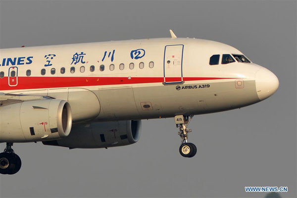 高空玻璃破碎! 川航完成“史詩級”備降 網友怒贊