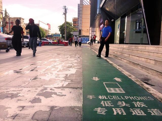 西安現“低頭族專用通道”引爭議