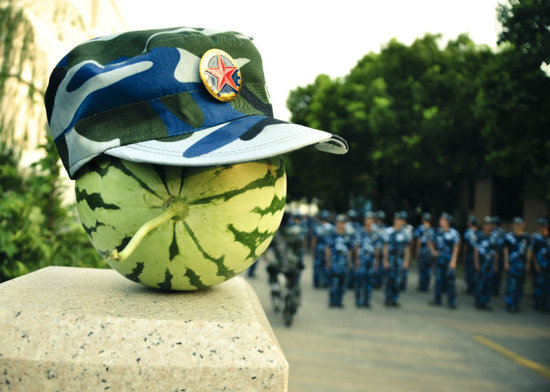 學生軍訓西瓜君走紅網絡 賣萌搞笑惹人愛(組圖)