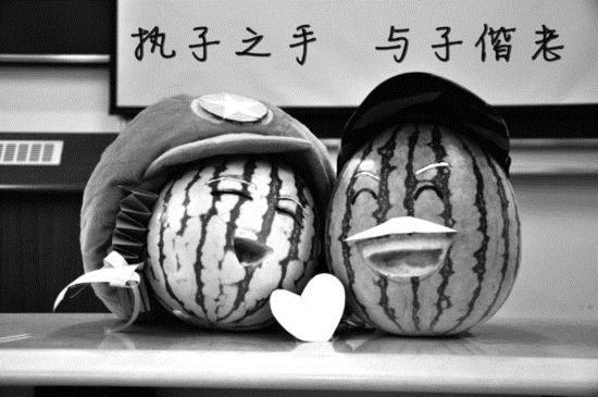 學生軍訓西瓜君走紅網(wǎng)絡 賣萌搞笑惹人愛(組圖)