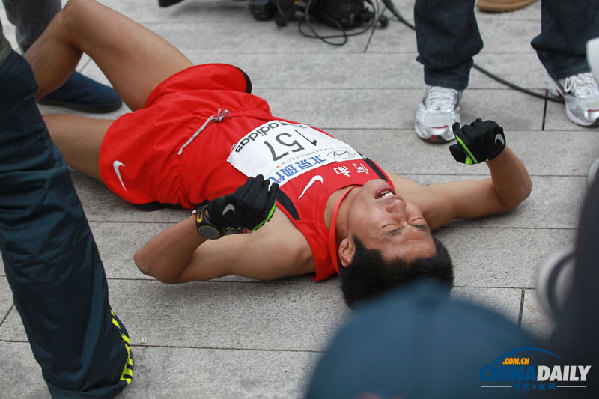 現(xiàn)場(chǎng)直擊北京馬拉松 中國(guó)“眼鏡俠”連續(xù)21次摘冠